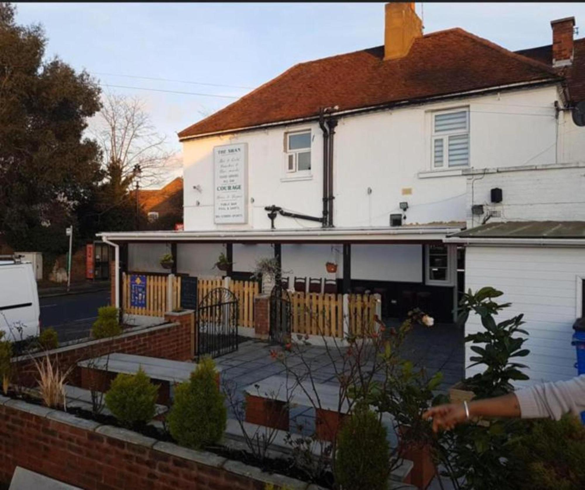Swan Inn, Heathrow Airport Stanwell Eksteriør billede